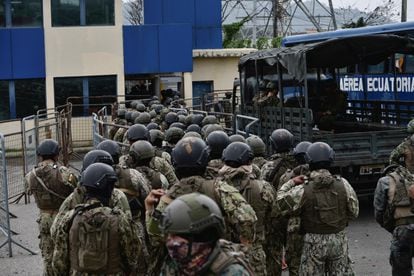 Un grupo de soldados llegaban a la cárcel Regional, el martes en Guayaquil.