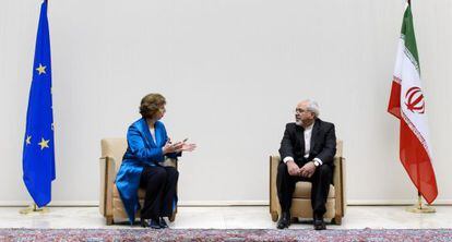 La jefa de la diplomacia de la UE y su homólogo iraní, en Ginebra, en octubre.