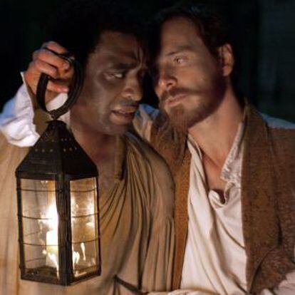 Chiwetel Ejiofor y Michael Fassbender, en '12 años de esclavitud'.