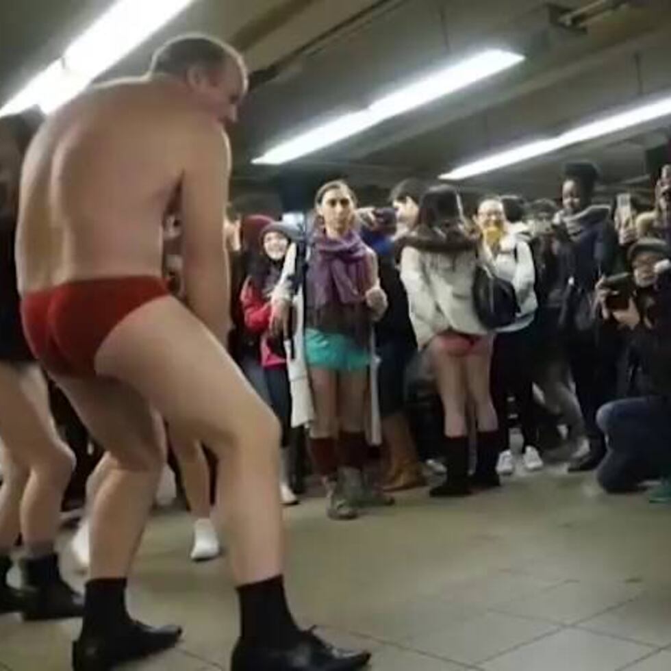 Por qué hay gente desnuda en el metro de 60 ciudades del mundo? | Vídeos |  EL PAÍS