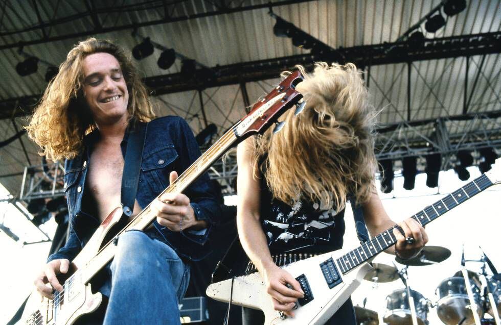 Cliff Burton y James Hetfield durante una actuación en 1984. La muerte del bajista, con solo 24 años, destrozó anímicamente a Hetfiled