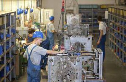 Empleados de la fábrica de automóviles FSG+Automotive LTd trabajan en una cadena de montaje en Oelsnitz (Alemania). EFE/Archivo