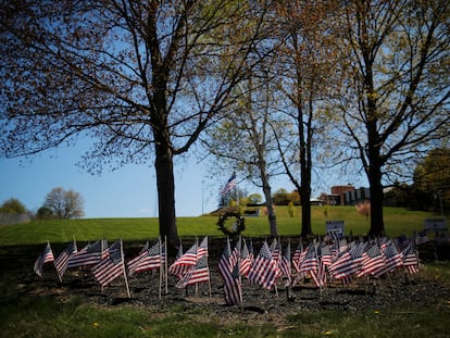 Banderas por los veteranos afuera de una residencia en Massachusetts.