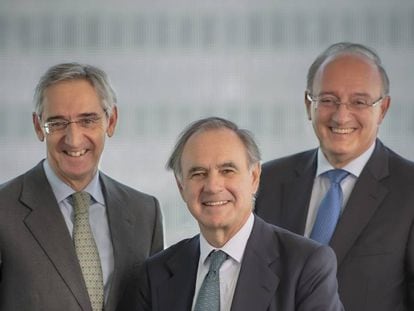 De izquierda a derecha: Salvador Sánchez-Terán, Luis de Carlos y Jesús Remón