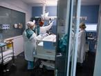 Healthcare workers attend to a Covid-19 patient at the Intensive Care Unit (ICU) of the Hospital del Mar in Barcelona on August 4, 2021. - Catalonia has Spain's highest Covid-19 incidence rate. The surge in new infections has put pressure on Catalonia's hospitals, with 45 percent of the region's hospital beds occupied by Covid-19 patients, compared to 17 percent nationally. (Photo by Josep LAGO / AFP)