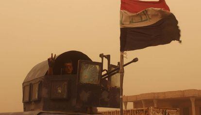 Un miembro de las fuerzas gubernamentales de Irak saluda con la v de victoria este jueves tras entrar en la ciudad de Zankura.