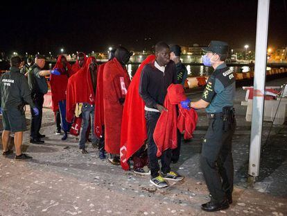 Llegada de migrantes al puerto de Motril.