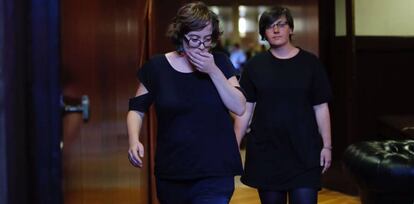 Les diputades de la CUP Eulàlia Reguant (e) i Mireia Boya (d) abans de la compareixença del president de la Generalitat Carles Puigdemont el dia 10 al Parlament.