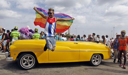 Un hombre durante una protesta contra la homofobia en La Habana, Cuba, en mayo de 2017.

