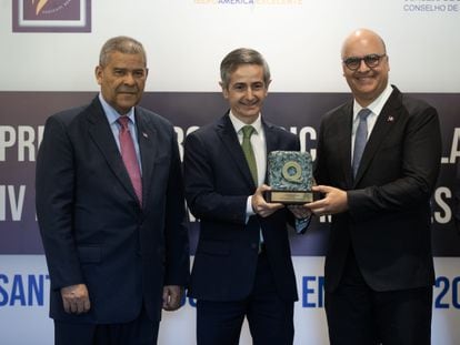 El ministro de Administración Pública, Darío Castillo, y el viceministro Igor David Rodríguez entregaron el premio.