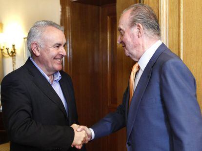 Don Juan Carlos saluda a Cayo Lara, diputado de Izquierda Unida (IU), en el Palacio de La Zarzuela, en la ronda de consultas del Jefe del Estado para la investidura del presidente del Gobierno.
