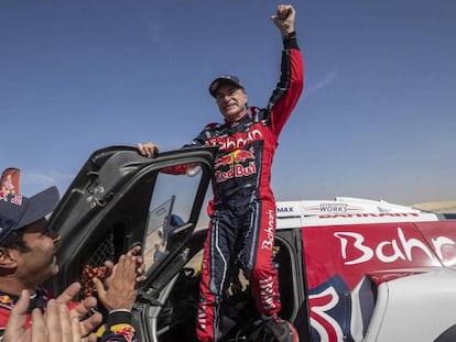 Carlos Sainz, en el centro, celebra su tercer Dakar. En vídeo, resumen del paso del piloto por la competición.