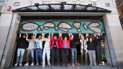 Presentación del proyecto de reapertura de los Cines Texas en el barrio de Gràcia de Barcelona. Foto de familia de los socios de proyecto.