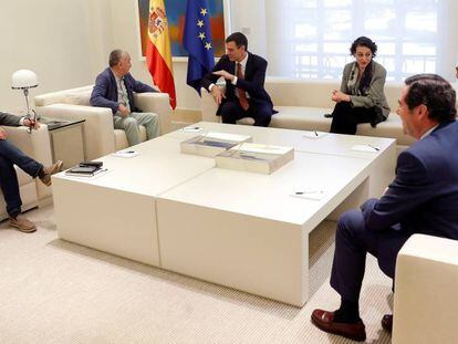 Desde la izquierda: Unai Sordo (CC OO), Pepe Álvarez (UGT), Pedro Sánchez (presidente del Gobierno), Magdalena Valerio (ministra de Trabajo), Juan Rosell (CEOE) y Antonio Garamendi (Cepyme)