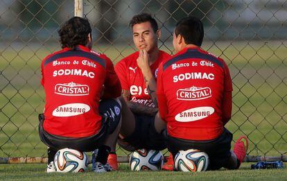 Vargas (c) conversa con Alexis y otro compañero de la selección de Chile.