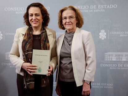 La presidenta del Consejo de Estado, Magdalena Valerio (izquierda), posa junto a la consejera permanente, Paz Andrés, durante la presentación de la Memoria del Consejo 2022, este martes en Madrid.