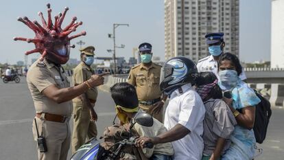 Un policía de Chennai, en el este de la India, con un casco decorado como un coronavirus.