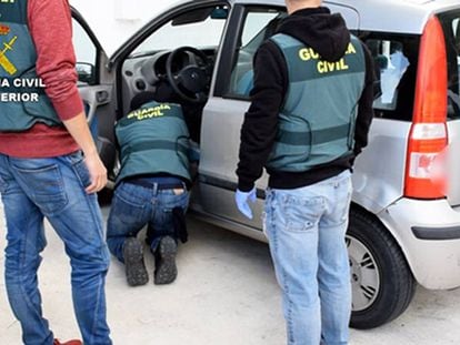Agentes inspeccionan un vehículo relacionado con el neonazi detenido en Mallorca.