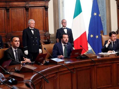 De izquierda a derecha, Luigi di Maio, Matteo Salvini y Giusseppe Conte en el primer consejo de ministros.