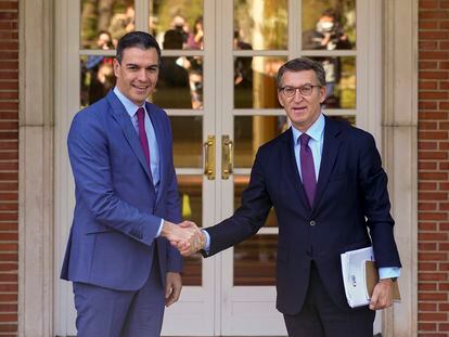 Pedro Sánchez, recibe al nuevo líder del PP, Alberto Núñez Feijóo, este jueves en el Palacio de la Moncloa.