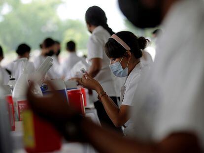 Una enfermera prepara una dosis de AstraZeneca durante una jornada de vacunación masiva en Monterrey, el 5 de agosto.