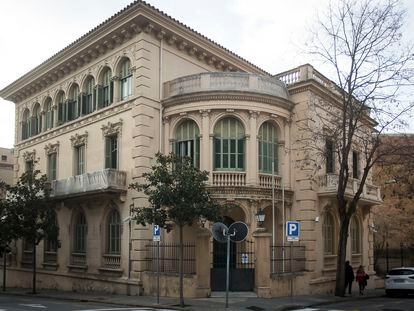 Palacete de la calle Iradier de Barcelona que ha sido comisaría durante casi 70 años.