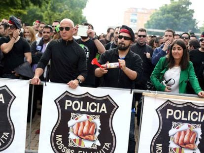Protesta alternativa a la fiesta institucional de los Mossos d&#039;Esquadra.