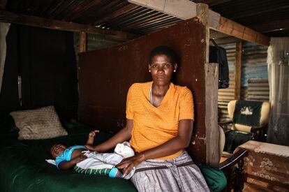 Maria Mokoene. Tiene 33 años y vive en otra barracas del township de Sebokeng con su marido y sus cuatro hijos de 12, 10, 5 años y el de cuatro meses, llamado Chris.