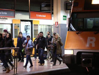 Passatgers de Renfe a l'estació de Sant Andreu Arenal.