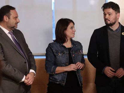 Desde la izquierda, José Luis Ábalos, Adriana Lastra y Gabriel Rufián, en noviembre. En vídeo, así es el pacto entre el PSOE y ERC.