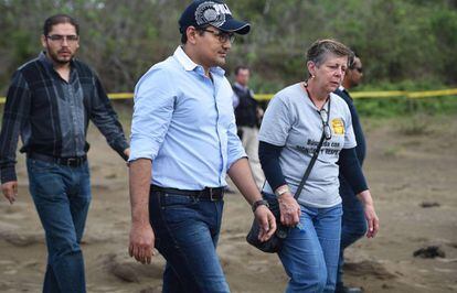 Jorge Winckler, fiscal de Veracruz recorriendo algunas de las fosas