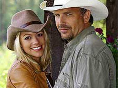 Kevin Costner y Christine Baumgartner anunciaron su boda.