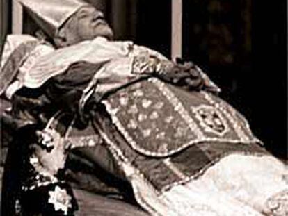 El cadáver del papa Juan XXIII, durante su traslado a la gruta vaticana en 1963.