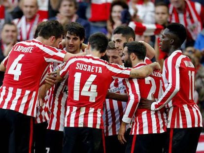 Los jugadores del Athletic celebran el gol de Beñat.
