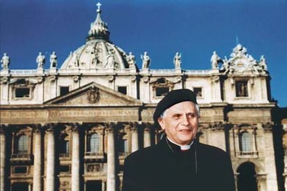 Ratzinger se ha convertido también en un azote de los vicios históricos de la Iglesia, a la que no ha dudado en considerar "una barca que hace agua", en una de sus últimas intervenciones, el último Viernes Santo.