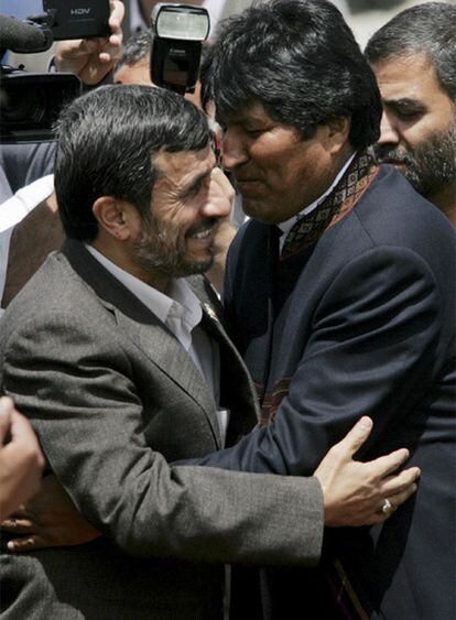 Morales saluda a Ahmadineyad a su llegada a La Paz este martes.