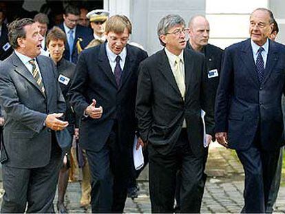 Gerhard Schröder, Guy Verhofstadt, Jean-Claude Juncker y Jacques Chirac, de izquierda a derecha. 

/ REUTERS