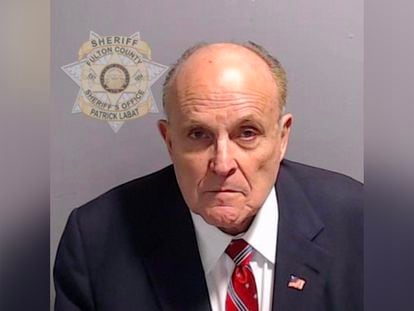 El abogado Rudy Giuliani, en una imagen proporcionada por la la prisión del condado de Fulton.