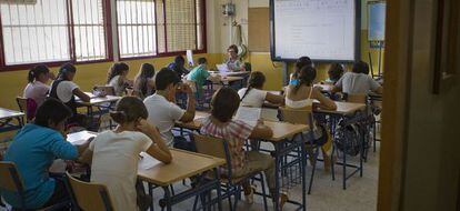 Alumnos en el aula de un colegio público de Sevilla.