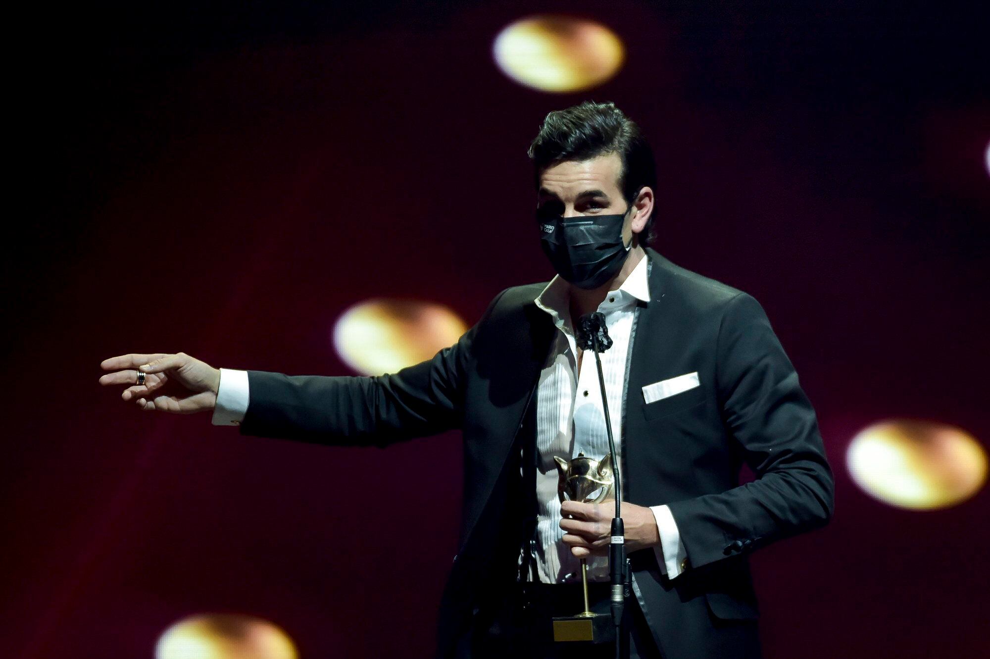 Mario Casas, con su premio a mejor actor protagonista de cine por 'No matarás'.