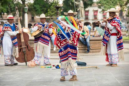 La Danza de los Viejitos, tradicional de Michoacán, en una plaza de Pátzcuaro (México).