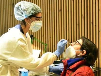 Realización, este martes, de test de coronavirus en el Recinto Modernista del Hospital de Sant Pau de Barcelona.