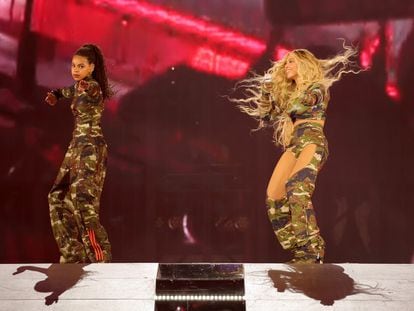 Blue Ivy y Beyoncé, en el escenario durante el 'Renaissance World Tour' en el estadio Mercedes-Benz el 11 de agosto de 2023 en Atlanta (EE UU).