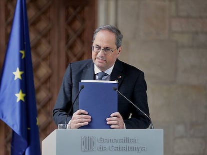 El presidente de la Generalitat, Quim Torra, tras la rueda de prensa. En vídeo, las claves del caso de los lazos amarillos.