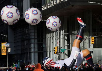 Un globo conmemorativo de la selección estadounidense de futbol, durante el desfile de este jueves. 