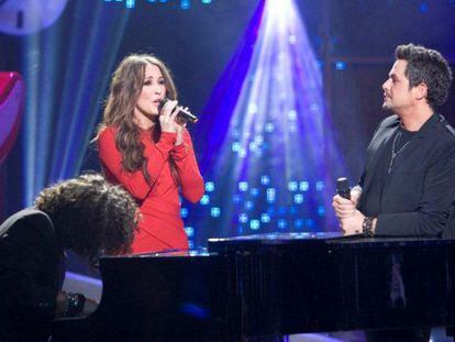 Mal&uacute; y Alejandro Sanz durante su actuaci&oacute;n en &#039;La m&uacute;sica no se toca&#039;, de TVE-1.