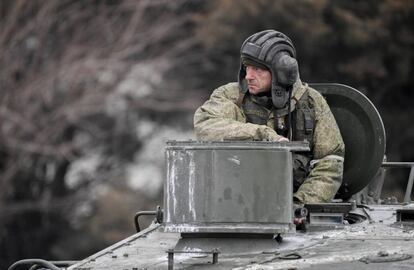 Un militar ruso monta un vehículo blindado de transporte de personal en Armyansk, en el norte de Crimea, Rusia.