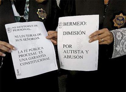 Dos secretarias judiciales muestran sus carteles de protesta en Valencia
