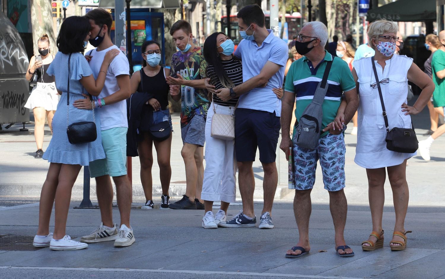Gente por la calle en Barcelona, este sábado. 