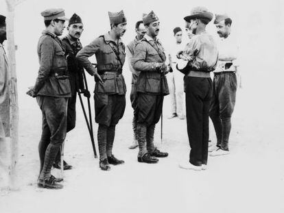 Franco visita a soldados heridos en &Aacute;frica en 1924.